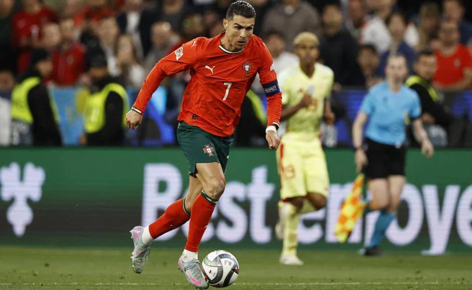 包含C罗回归赛场，比分优势明显首场状态亮眼，西班牙队观众沸腾！的词条